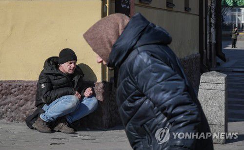 지난 16일 러시아 모스크바에서 구걸 중인 한 남성[EPA 연합뉴스 자료사진. 재판매 및 DB금지]