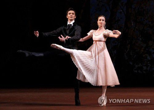 러시아의 우크라이나 침공에 볼쇼이 발레단을 떠난 발레리나 올가 스미르노바(오른쪽) [로이터 연합뉴스 자료사진. 재판매 및 DB금지]