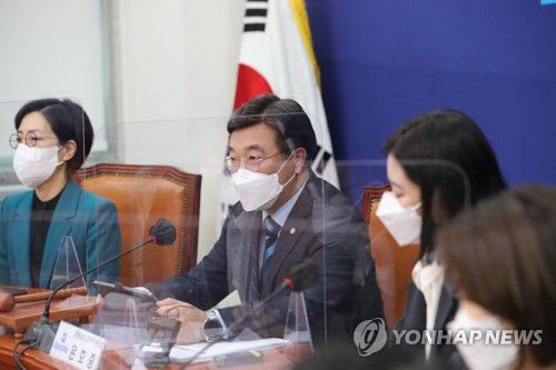 발언하는 윤호중 공동비대위원장(서울=연합뉴스) 하사헌 기자 = 더불어민주당 윤호중 공동비대위원장이 18일 서울 여의도 국회에서 열린 비상대책위원회의에서 발언하고 있다. 2022.3.18 [국회사진기자단] toadboy@yna.co.kr