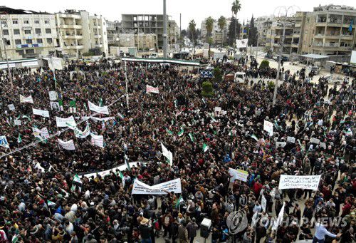 시리아 내전 10년 맞아 대규모 시위 벌이는 시민들[EPA=연합뉴스 자료사진. 재판매 및 DB 금지]