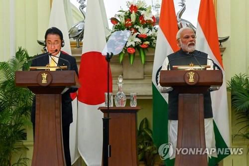 정상회담 후 공동 기자회견하는 일본과 인도 총리[AFP=연합뉴스]