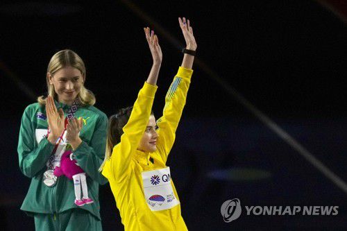 마후치크에게 박수 보내는 패터슨(베오그라드 AP=연합뉴스) 19일(현지시간) 세르비아 베오그라드에서 열린 2022 세계실내육상선수권 여자 높이뛰기 결선에서 2위를 한 패터슨(왼쪽)이 우승을 차지한 마후치크를 향해 박수를 보내고 있다.