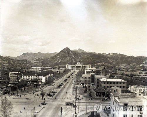 1948년 세종로 전경1948년 중앙청과 세종로 [연합뉴스 자료사진] 1948년 조선총독부 건물과 훗날 청와대가 들어서는 북악산이 보인다. 이 사진은 당시 국내에 있던 한 미군이 촬영한 것으로 김한근 부경근대사료연구소 소장이 미국의 한 수집가로부터 입수했다. 2015.6.10 << 부경근대사료연구소 제공 >>