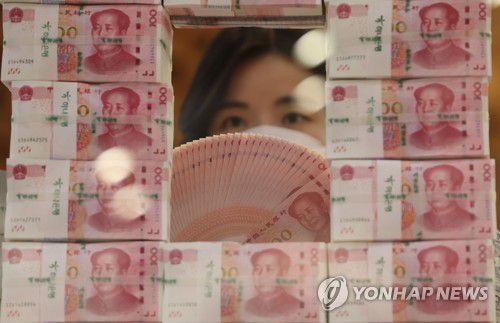 위안화 초강세 흐름(서울=연합뉴스) 박동주 기자 = 중국과 러시아 간 '위안화 직거래'가 증가할 것이라는 관측이 늘면서 루블화의 폭락 와중에도 위안화는 초강세 흐름을 이어가고 있는 지난 3일 서울 하나은행 본점 위변조대응센터에서 직원이 위안화를 보여주고 있다. 2022.3.3 pdj6635@yna.co.kr