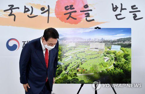 [대통령실 용산 이전] 인사하는 윤석열(서울=연합뉴스) 윤석열 대통령 당선인이 20일 오전 서울 종로구 삼청동 대통령직인수위원회 회견장에서 대통령실 용산 이전과 관련해 기자회견을 한 뒤 인사하고 있다. 2022.3.20 [국회사진기자단] uwg806@yna.co.kr