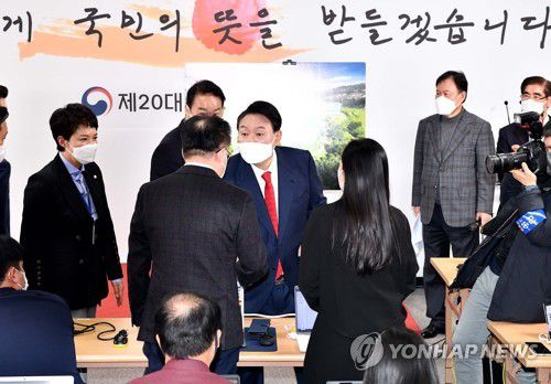 [대통령실 용산 이전] 취재진과 악수하는 윤석열 당선인(서울=연합뉴스) 윤석열 대통령 당선인이 20일 오전 서울 종로구 삼청동 대통령직인수위원회 회견장에서 대통령실 용산 이전과 관련해 기자회견을 한 뒤 취재진과 악수하고 있다. 2022.3.20 [국회사진기자단] uwg806@yna.co.kr