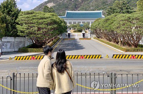 [대통령실 용산 이전] 청와대 보는 시민들(서울=연합뉴스) 윤동진 기자 = 20일 오후 시민들이 청와대를 보고 있다.     이날 윤석열 대통령 당선인은 청와대 집무실을 용산 국방부로 이전한다고 발표했다. 2022.3.20 mon@yna.co.kr