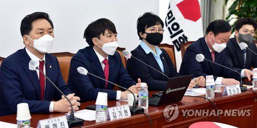 국민의힘 최고위원회의(서울=연합뉴스) 백승렬 기자 = 국민의힘 이준석 대표가 21일 오전 서울 여의도 국회에서 열린 최고위원회 회의에서 발언하고 있다. 2022.3.21 [국회사진기자단] srbaek@yna.co.kr