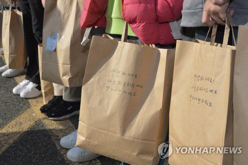 선물 꾸러미 손에 든 아프간 학생들(울산=연합뉴스) 김용태 기자 = 울산시 동구에 정착한 아프가니스탄인 특별기여자의 자녀 중 초등학생들이 21일 오전 울산시 동구 서부초등학교로 등교하기 전 재학생들에게 선물할 과자 꾸러미를 각자 손에 들고 있다. 이날 특별기여자의 자녀인 유치원생 16명, 초등학생 28명, 중학생 19명, 고등학생 22명 등 85명은 첫 등교를 했다. 2022.3.21 yongtae@yna.co.kr