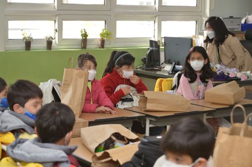 첫 등교한 아프간 특별기여자 자녀들(울산=연합뉴스) 김용태 기자 = 울산시 동구에 정착한 아프가니스탄인 특별기여자들의 자녀 중 초등학생들이 21일 오전 울산시 동구 서부초등학교로 등교해 배정받은 특별 학급에서 수업을 기다리고 있다. 이날 특별기여자의 자녀인 유치원생 16명, 초등학생 28명, 중학생 19명, 고등학생 22명 등 85명은 첫 등교를 했다. 2022.3.21 yongtae@yna.co.kr