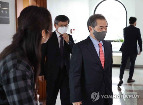 중앙선관위 전체회의 참석하는 조병현 선관위원(과천=연합뉴스) 홍해인 기자 = 조병현 선거관리위원이 21일 오후 경기도 과천 중앙선거관리위원회에서 열린 전체회의에 참석하고 있다. 조 위원은 대선 코로나19 확진·격리자 사전투표 부실관리 사태 수습을 위한 태스크포스(TF) 총괄단장을 맡을 것으로 알려졌다. 2022.3.21 hihong@yna.co.kr