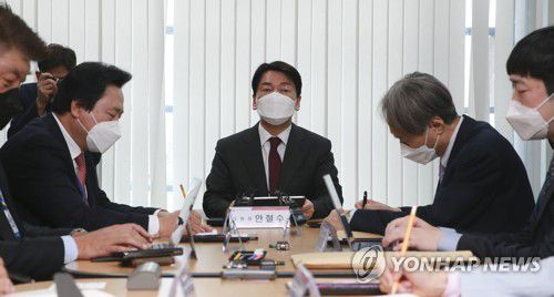 발언하는 안철수 인수위원장(서울=연합뉴스) 안철수 인수위원장이 21일 서울 종로구 통의동 인수위 회의실에서 열린 코로나19비상대응특별위원회 제1차 회의에서 발언하고 있다. 2022.3.21 [국회사진기자단] uwg806@yna.co.kr