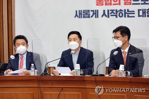 발언하는 김기현(서울=연합뉴스) 이정훈 기자 = 국민의힘 김기현 원내대표가 22일 오전 국회에서 열린 원내대책회의에서 발언하고 있다. 2022.3.22 [국회사진기자단] uwg806@yna.co.kr