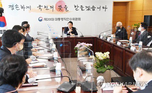 인수위 간사단 회의 주재하는 윤석열 당선인(서울=연합뉴스) 윤석열 대통령 당선인이 22일 오전 서울 종로구 통의동 대통령직 인수위원회 사무실에서 인수위 간사단 회의를 주재하고 있다. 2022.3.22 [국회사진기자단] srbaek@yna.co.kr