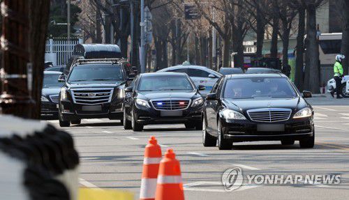인수위 사무실 향하는 윤석열 당선인 차량 행렬(서울=연합뉴스) 김인철 기자 = 윤석열 대통령 당선인이 탑승한 차량 행렬이 22일 오전 서울 종로구 통의동 대통령직인수위원회로 들어서고 있다. 2022.3.22 yatoya@yna.co.kr