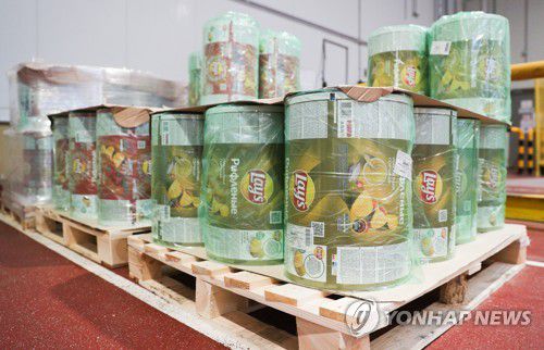 러시아 공장에서 생산되는 레이의 감자칩[타스 연합뉴스 자료사진. 재배포 및 DB 금지]