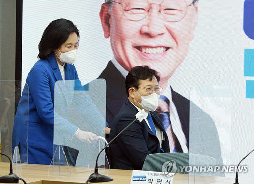 송영길 상임선대위원장 휠체어 밀며 입장하는 박영선 디지털대전환위원장(서울=연합뉴스) 하사헌 기자 = 더불어민주당 박영선 디지털대전환위원장이 31일 오전 서울 여의도 더불어민주당 중앙당사에서 열린 본부장단회의에 송영길 상임선대위원장 휠체어를 밀며 입장하고 있다. 2021.12.31 [국회사진기자단] toadboy@yna.co.kr