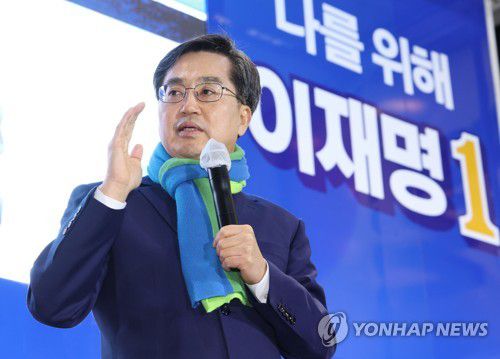 이재명 대선후보 지원 유세하는 김동연 대표(청주=연합뉴스) 백승렬 기자 = 새로운물결 김동연 대표가 7일 충북 청주시 성안길에서 열린 더불어민주당 이재명 대선후보의 '대한민국의 심장 충북, 이재명과 다시 뜁시다!' 청주 유세에서 지원유세를 하고 있다. 2022.3.7 srbaek@yna.co.kr