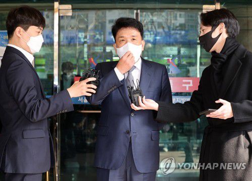 질문받는 함영주 부회장(서울=연합뉴스) 박동주 기자 = 하나은행 신입사원 채용에 영향력을 행사해 특정 지원자가 합격하도록 한 혐의로 4년 가까이 재판을 받아온 함영주 하나금융그룹 부회장(전 하나은행장)이 지난 11일 오후 1심에서 무죄를 선고받고 서울서부지법을 나서며 취재진의 질문을 받는 모습 [연합뉴스 자료사진]