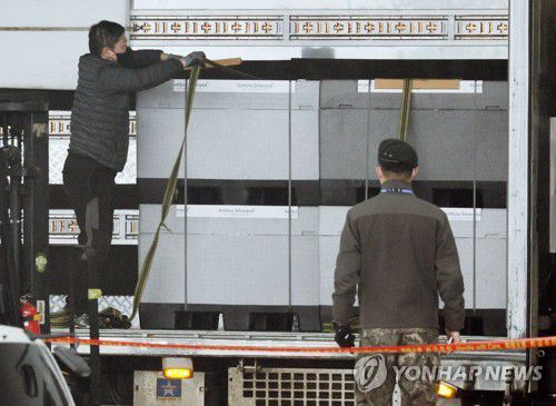 소아용 백신 초도물량 30만회분 인천공항 도착(영종도=연합뉴스) 한종찬 기자 = 소아용 백신 초도물량 30만회분이 14일 오후 인천공항 화물터미널에 도착하고 있다.2022.3.14 saba@yna.co.kr