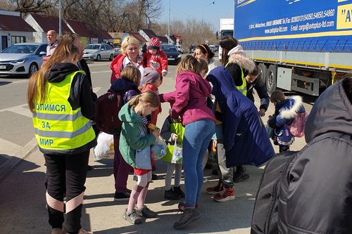 할아버지·할머니가 이끄는 우크라이나 피란민 가족 (체르니우치[우크라이나]=연합뉴스) 김승욱 특파원 = 23일(현지시간) 할아버지·할머니가 이끄는 피란민 가족이 루마니아 접경 포루브네 국경검문소 통문 앞에서 대기 중이다. kind3@yna.co.kr (끝)