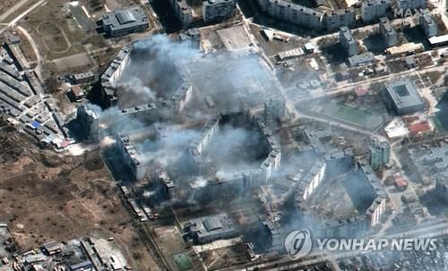 러시아군 폭격에 불타는 우크라 마리우폴 아파트 단지[AP 연합뉴스 자료사진. 재판매 및 DB 금지]