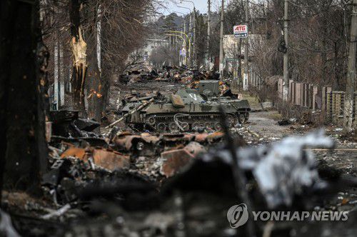 키이우 서쪽 거리에서 촬영된 러시아 기갑장비들[AFP=연합뉴스 자료사진. 재판매 및 DB 금지]