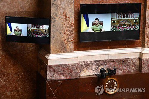프랑스 하원에서 화상으로 연설하는 볼로디미르 젤렌스키 우크라이나 대통령[AFP=연합뉴스. 재판매 및 DB 금지]