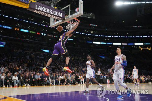 LA 레이커스 말리크 몽크의 덩크슛[Kirby Lee-USA TODAY Sports=연합뉴스]