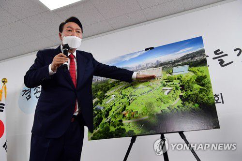 '용산 시대' 조감도 설명하는 윤석열 대통령 당선인 [연합뉴스 자료사진]