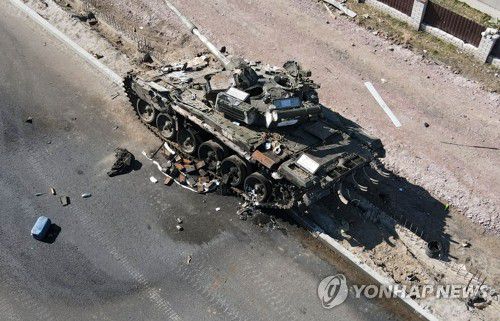 우크라 키이우 외곽의 '널브러진 침략자 탱크'(키이우 AFP=연합뉴스) 20일(현지시간) 우크라이나 수도 키이우(키예프) 외곽 진입로에 반격을 받은 러시아군 탱크가 널브러져 있다. [우크라이나 육군 제공. 판매·광고 금지] sungok@yna.co.kr