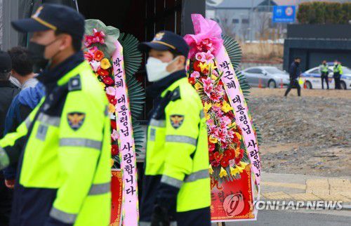 환영 화환 도착하는 박근혜 사저(대구=연합뉴스) 김현태 기자 = 23일 박근혜 전 대통령의 대구 달성군 유가읍 쌍계리 사저에 지지자들이 보낸 박 전 대통령을 환영하는 화환들이 도착하고 있다. 2022.3.23 mtkht@yna.co.kr