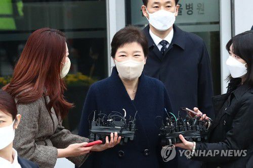 보도진 질문에 답하는 박 전 대통령(서울=연합뉴스) 류영석 기자 = 박근혜 전 대통령이 24일 오전 서울 일원동 삼성서울병원에서 퇴원하면서 보도진 질문에 답변하고 있다. 2022.3.24 [공동취재] ondol@yna.co.kr