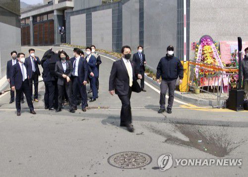 박 전 대통령 사저 앞 깨진 소주병(대구=연합뉴스) 24일 오후 대구 달성군 유가읍 쌍계리 박근혜 전 대통령 사저 앞에 40대 남성이 던진 소주병이 깨져있다. 이 남성은 특수폭행 혐의로 현행범 체포됐다. 2022.3.24 [연합뉴스TV 최문섭 영상취재기자 촬영, 재판매 및 DB 금지] sunhyung@yna.co.kr