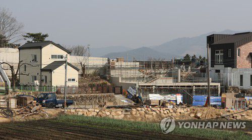 가림막 사라진 문재인 대통령 양산 사저(양산=연합뉴스) 김동민 기자 = 24일 오후 경남 양산시 하북면 지산리 평산마을 문재인 대통령 내외 사저에서 마무리 공사가 진행되고 있다. 공사 가림막이 제거된 모습이다.     문 대통령 내외는 퇴임 후 오는 5월부터 이곳에서 거주할 예정이다. 2022.3.24 image@yna.co.kr