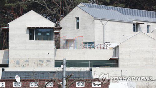 문재인 대통령 양산 사저(양산=연합뉴스) 김동민 기자 = 24일 오후 경남 양산시 하북면 지산리 평산마을 문재인 대통령 내외 사저에서 마무리 공사가 진행되고 있다. 담벼락에 돌멩이 장식이 보인다.     문 대통령 내외는 퇴임 후 오는 5월부터 이곳에서 거주할 예정이다. 2022.3.24 image@yna.co.kr