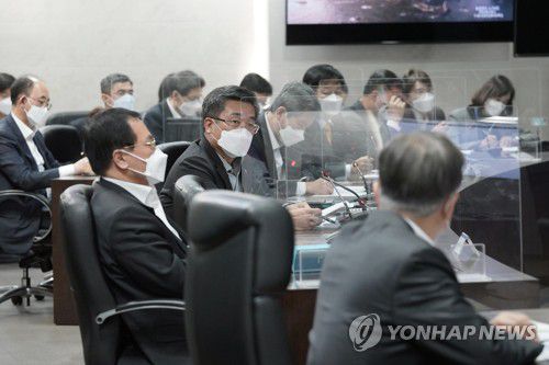 긴급 국가안전보장회의(NSC) 주재하는 문재인  대통령(서울=연합뉴스) 문재인 대통령이 24일 오후 청와대 국가위기관리센터에서 열린 북한의 대륙간탄도미사일 발사 관련 긴급 국가안전보장회의(NSC) 에서 서욱 국방부 장관으로부터 보고받고  있다. 2022.3.24 [청와대 제공. 재판매 및 DB금지] jeong@yna.co.kr