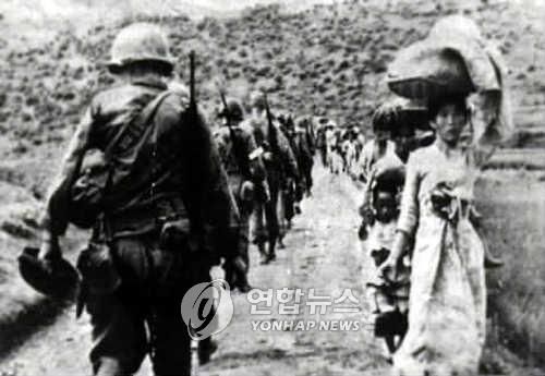 1950년 한국전쟁 발발 후 남하하는 수천명의 피난민과 북상하는 아군의 모습. 1950. (중부전선=연합)