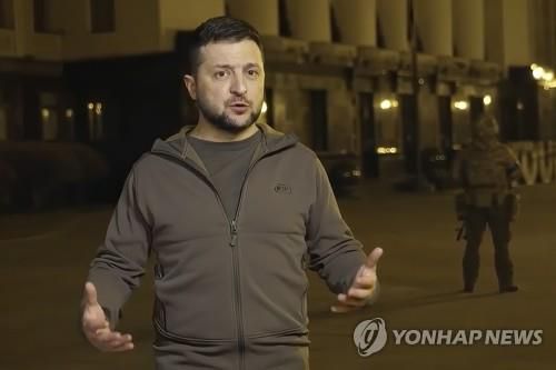 "세계인이 나서야"…반전 시위 호소하는 우크라 대통령 (키이우 AP=연합뉴스) 볼로디미르 젤렌스키 우크라이나 대통령이 24일 새벽(현지시간) 수도 키이우(키예프) 모처에서 촬영된 영상을 통해 반전 메시지를 띄우고 있다. 젤렌스키 대통령은 이 영상에서 러시아군 침공 한 달을 맞아 전 세계 시민들이 반전 시위를 펼쳐달라고 호소했다. [우크라이나 대통령실 제공 영상 캡처] 2022.3.25     sungok@yna.co.kr (끝)