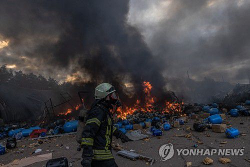 지난 8일 러시아 순항미사일 '칼리브르' 공격 받은 키이우 인근 칼리니우카의 화학저장시설[AFP=연합뉴스 자료사진. 재판매 및 DB 금지]
