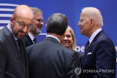 (브뤼셀 로이터=연합뉴스) 유럽연합(EU) 회원국 정상들과 조 바이든 미국 대통령(오른쪽)이 24일(현지시간) 벨기에 브뤼셀에서 열린 EU 정상회의에서 대화하고 있다. 2022.3.24 photo@yna.co.kr