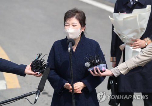 인사말 하는 박근혜 전 대통령(대구=연합뉴스) 김현태 기자 = 24일 오후 박근혜 전 대통령이 대구 달성군 사전에 도착, 인사말을 하고 있다. 2022.3.24 mtkht@yna.co.kr