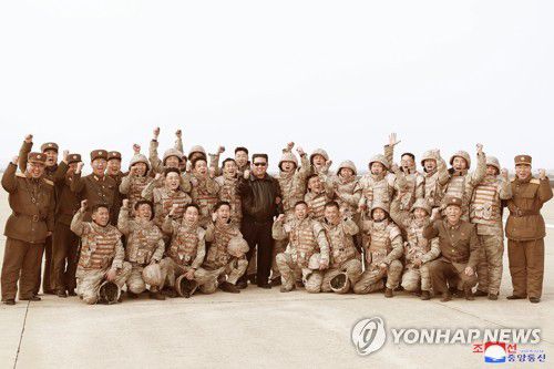 북한 김정은, 어제 신형ICBM 화성-17형 시험발사 명령(평양 조선중앙통신=연합뉴스)  북한이 전날 김정은 국무위원장의 지도 아래 신형 대륙간탄도미사일(ICBM) '화성-17형' 시험발사를 단행했다고 25일 조선중앙통신이 보도했다. 김 위원장은 신형 ICBM 시험발사를 단행할 데 대한 친필 명령서를 하달하고 시험발사 현장을 직접 찾아 ICBM 화성-17형 시험발사 전 과정을 직접 지도했다. 2022.3.25      [국내에서만 사용가능. 재배포 금지. For Use Only in the Republic of Korea. No Redistribution] nkphoto@yna.co.kr