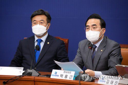 발언하는 박홍근 원내대표(서울=연합뉴스) 백승렬 기자 = 더불어민주당 박홍근 원내대표가 25일 오전 서울 여의도 국회에서 열린 비상대책위원회의에서 발언하고 있다. 2022.3.25 [공동취재] srbaek@yna.co.kr