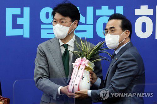 윤 당선인 축하 난 받는 박홍근 원내대표(서울=연합뉴스) 백승렬 기자 = 더불어민주당 박홍근 신임 원내대표(오른쪽)가 25일 서울 여의도 국회 원내대표 회의실에서 장제원 대통령 당선인 비서실장으로부터 윤석열 대통령 당선인의 축하 난을 받고 있다. 2022.3.25 [국회사진기자단] srbaek@yna.co.kr