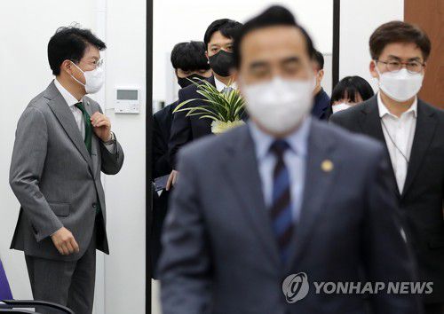 민주당 방문한 장제원 당선인 비서실장(서울=연합뉴스) 백승렬 기자 =장제원 대통령 당선인 비서실장이 25일 오전 서울 여의도 국회에서 더불어민주당 박홍근 신임 원내대표를 예방에 앞서 옷매무새를 점검하고 있다. 2022.3.25 [국회사진기자단] srbaek@yna.co.kr