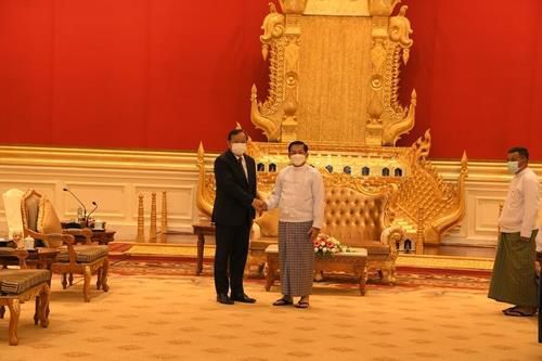 쁘락 소콘 아세안 미얀마 특사(왼쪽)와 악수하는 민 아훙 흘라잉 최고사령관[이라와디 캡처. 재판매 및 DB 금지]