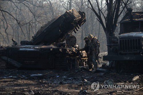 파괴된 러시아 군용차량 점검하는 우크라이나군(트로스티아네츠[우크라이나] 로이터=연합뉴스) 25일(현지시간) 우크라이나 동북부 트로스티아네츠시 외곽에서 우크라이나군이 파괴된 러시아 군용 차량을 점검하고 있다. 2022.3.27 photo@yna.co.kr [우크라이나군 제공. 재판매 및 DB 금지]