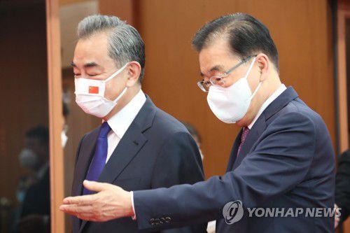 정의용 외교부 장관(우측)과 왕이 중국 외교담당 국무위원(좌측)[연합뉴스 자료사진.재판매 및 DB 금지]