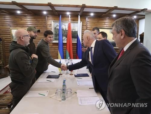 2차 회담서 악수하는 러시아 대표단(우)과 우크라이나 대표단 [AP 연합뉴스 자료사진. 재판매 및 DB 금지]